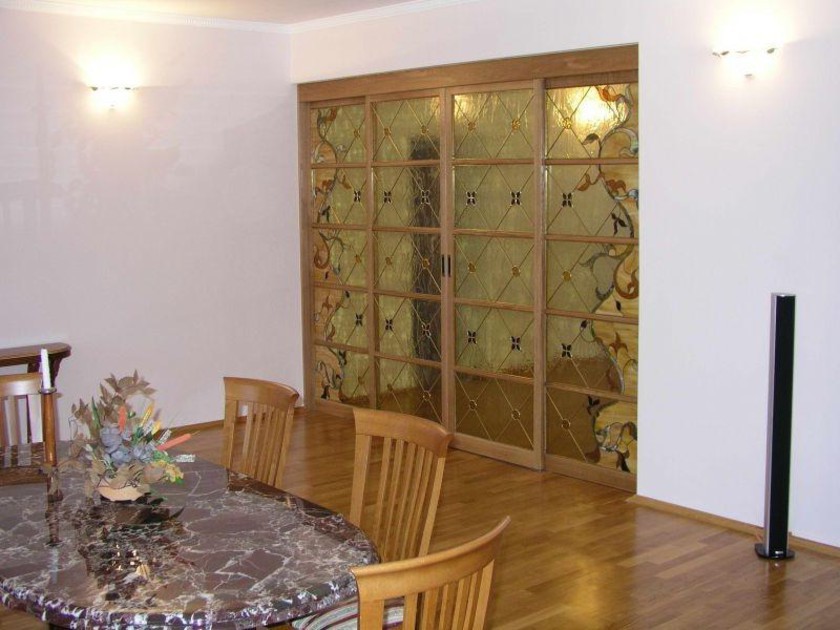 Перегородка для гостиной с цветным стеклом и декоративными вставками Ставрополь
