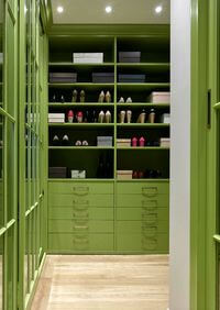 Г-образная гардеробная комната в зеленом цвете Ставрополь