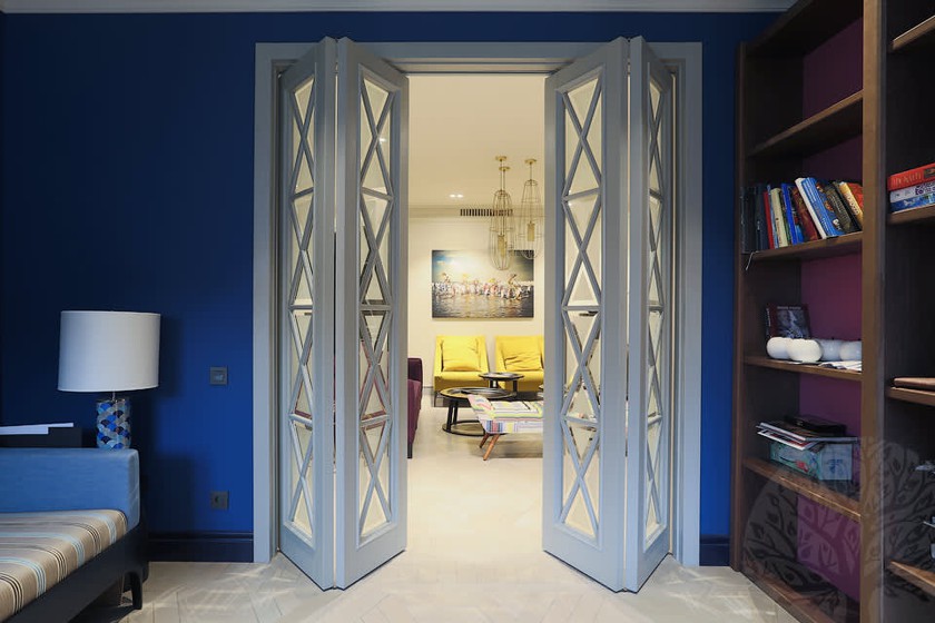 Двери гармошка  для гостиной со стеклами с разделителями Ставрополь